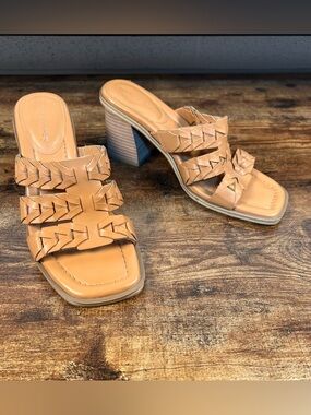Marc Fisher Sandals Matina Tan Stack Heel Slip On Open Toe Woven Straps 7.5